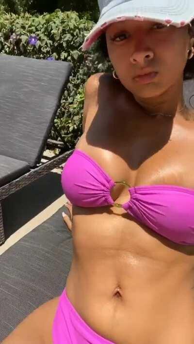 Cleavage on point in Pink Mintswim