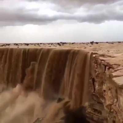 🔥 Sandfall in Saudi Arabia.