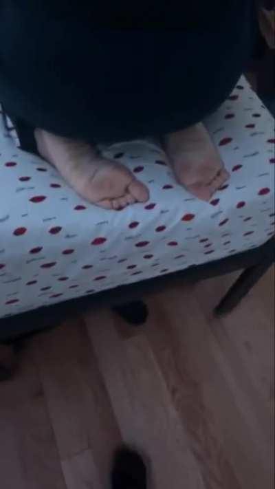 (Bonus video) my cousin friends lost a bet had to send Feet pics to her mom😫😫