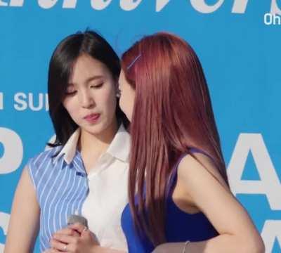 Twice - Mina checking out Nayeon