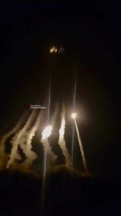 A large Ukrainian HIMARS battery fires a long salvo, somewhere near Kherson 01.09.22