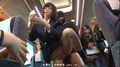 [/r/FuunyJAV] Students play a game of cards on the bus