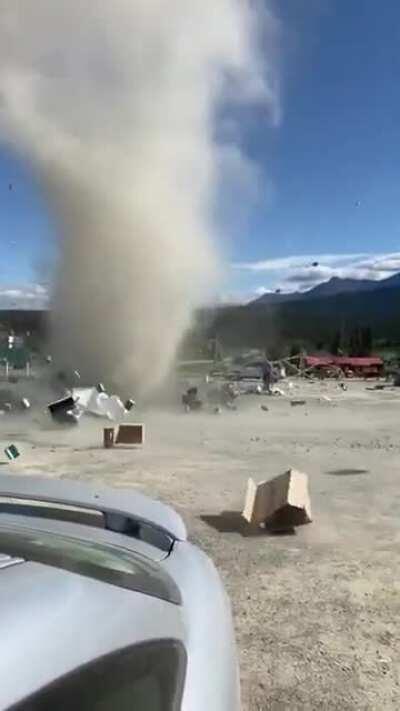 Un diablo de polvo destruye un puesto de frutas