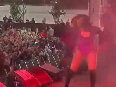 bouncing that ass in front of the crowd