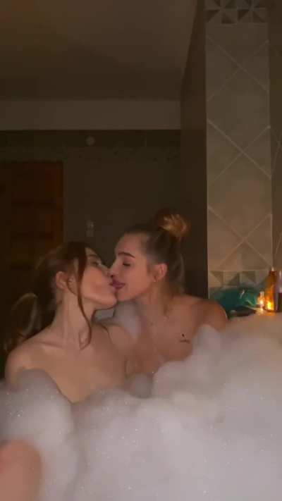 Hot girls kissing in the bathtub