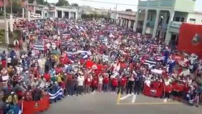 Hundreds of Cubans gathered on the streets of Camaguey to defend the revolution.