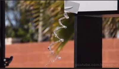 A wonderful zigzag jet of water is the result of exposing the liquid to sound waves from a speaker with a 24hz sound. The music creates a vibration that creates a curious continuous movement.