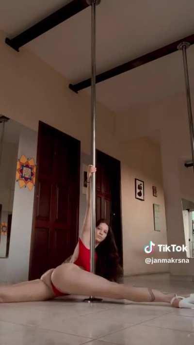 Janma Krsna deusa do pole dance | insta : janmakrsna 