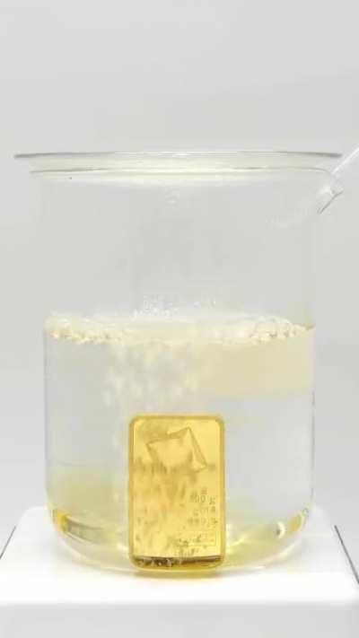 Dissolving a pure gold bar in acid