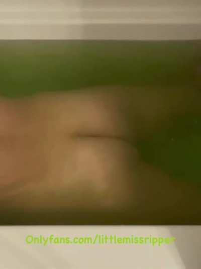 Sexy bathtub fart from my mistress! Her ass is the real bath bomb!