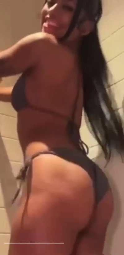 That ass jiggle like jelly