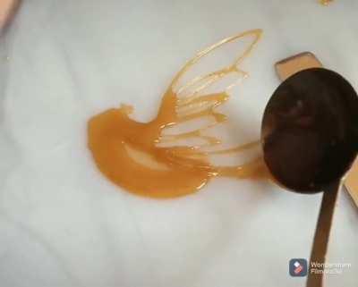 Making a caramel birds basket