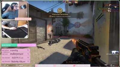 This female Twitch streamer plays CSGO with one hand.