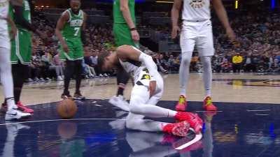 [Highlight] (Multiple replays) Tyrese Haliburton on the ground in pain after slipping into a full split. Slipped earlier in the game on the same spot.