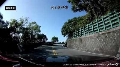 Cars dodging falling rocks during Taiwan earthquake