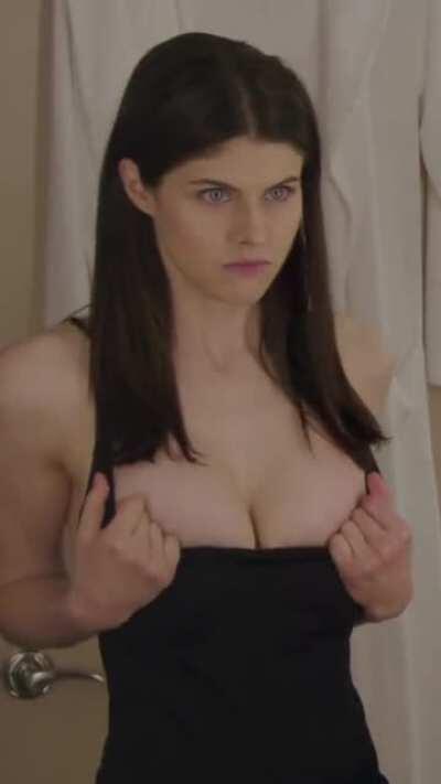 Alexandra Daddario’s bountiful cleavage!