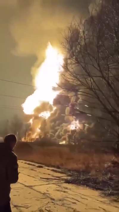 More footage of the impacts and explosions in Ryazan, Russia. Ukrainian UAVs hit an oil refinery and other targets.