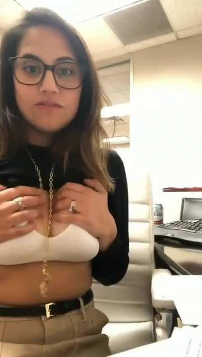 🔥🥰Extremely horny babe likes to show her tits in office [must watch] [link in comment]🔞💦