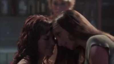 Angela Sarafyan (Paige) & Mandy Musgrave (Ashley) kiss in South of Nowhere s01e09