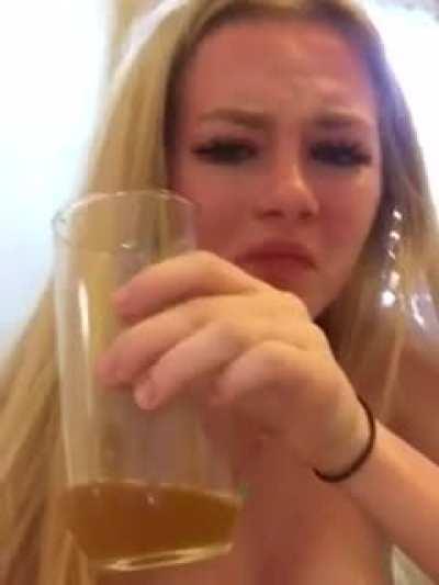 Teen Girls Drinking Own Piss - ðŸ”¥ Girl attempts to drink her own pee and ends up vomiting...