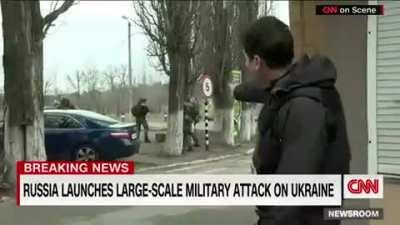 airborne russians at the antonov airport 15 miles from Kyiv (Ukrainians are using guerilla warfare and not taking defensive positions)