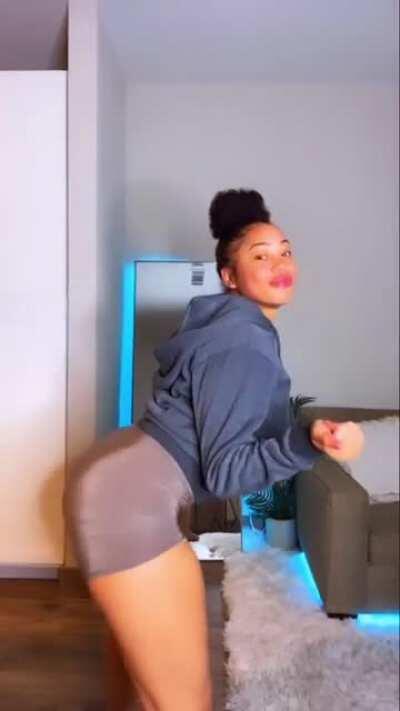 Shake that ass🍑🍑🤤