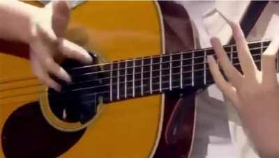 Even the guitar itself didn't know that it could be played like this 