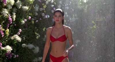 Phoebe Cates taking her bra off in Fast Times at Ridgemont High(1982)