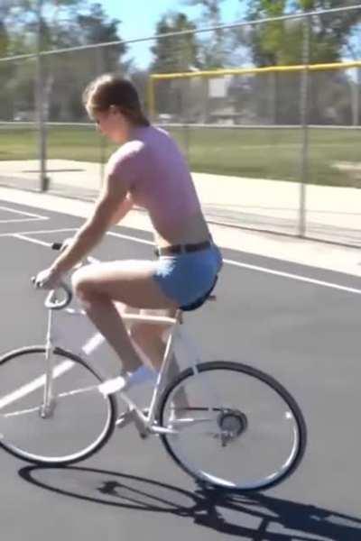 This elite bike rider