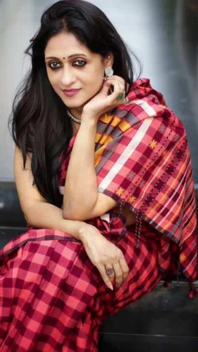 Sexy in checks saree