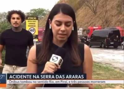 Tiktoker invaded a Brazilian TV news broadcast during the announcement of a tragic accident where three people died and started dancing