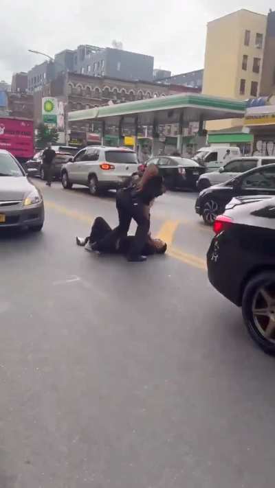 Fists, knives, curb stomping, useless cops - New York has it all