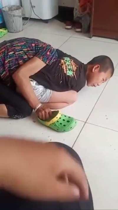 A Chinese woman beat her grandchild, and suddenly the kid fought back and strangled her