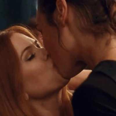 Kissing Isla Fisher in Keeping Up With The Joneses (2016)