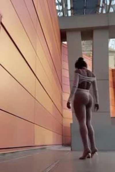 Her ass big asf 😻