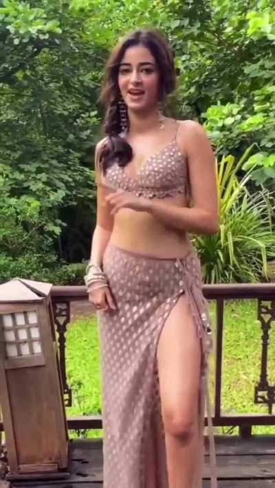 Ananya Pandey fap challenge. Can you pass it without fapping ?