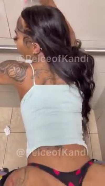 @peiceofkandi getting popped in a bathroom👅🍆