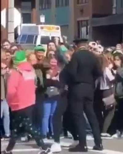 kadın polisi etkisiz hale getirir