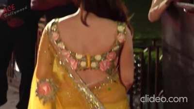 PREITY ZINTA looking Smoking HOT showing of her STUNNING FIGURE in Transparent saree in this Video!!