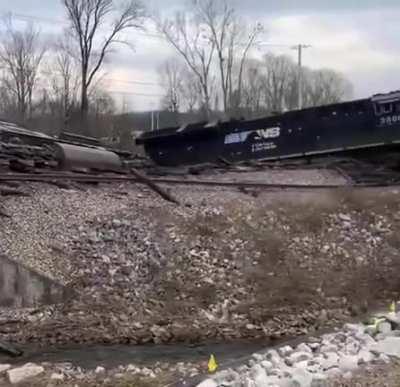 Semi carrying 134-foot concrete beam derails train in Tennessee