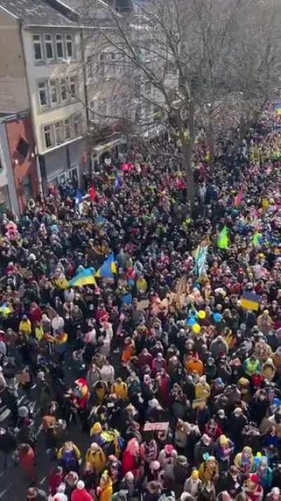 In Cologne 250.000 demonstrated for Ukraine instead of doing carnival 🇺🇦