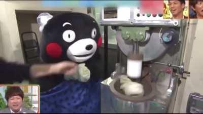 Kumamon regrets putting his glove in the kneading machine