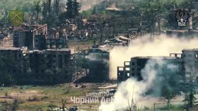 Ukrainian shelling of Russian positions in Chasiv Yar. Video shows the level of destruction the town has endured. August 2024