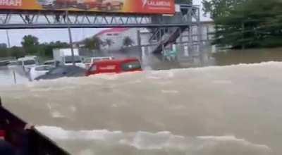 One of the more dramatic videos of the Shah Alam floods. Condolences to everyone involved.