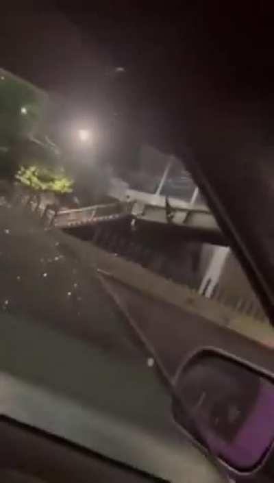 Automovilista intentó cruzar por un puente peatonal en Naucalpan, Estado de México.