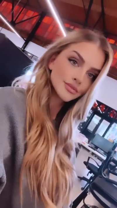 Marina Laswick (@marooshk)