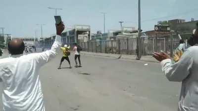 Guy Catches Tear Gas Shell Mid Air During Protest In Lahore, Pakistan