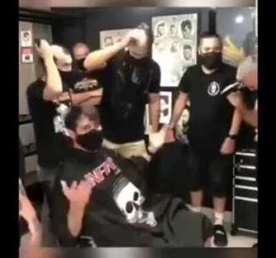 Dude went to the barber shop to shave his head due to cancer treatment and his barber and everyone at the shop does this...