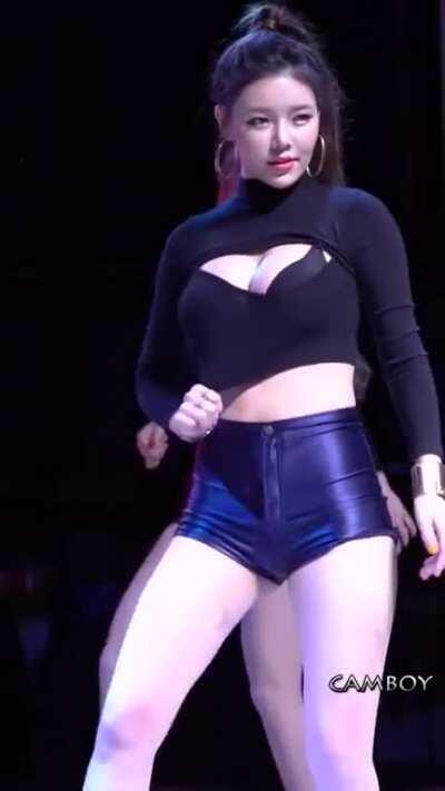 Laysha Hyeri Flashing