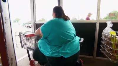 275kg woman struggles to fit through door